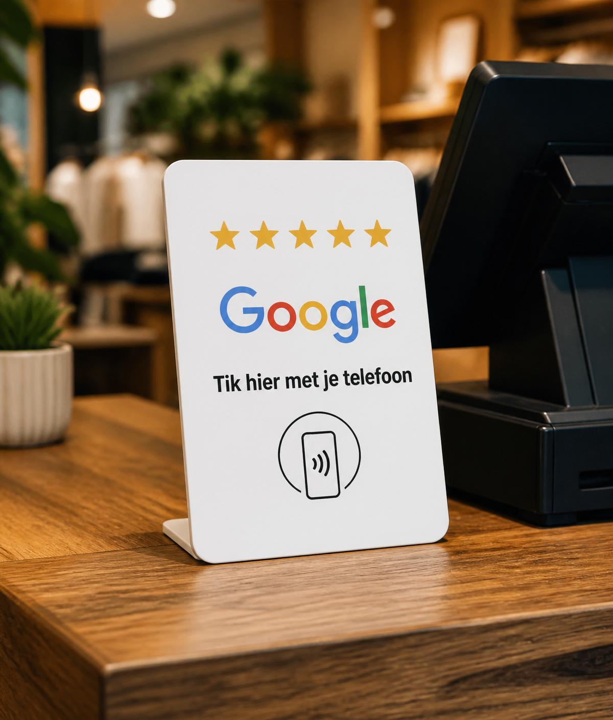 NFC-reviewbordje op een winkelbalie naast de kassa